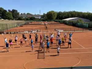 Sport und Spa&szlig; in den Sommerferien: Netzballverein bietet Tenniscamps f&uuml;r Kinder und Jugendliche an