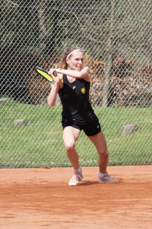 Mannschaften des Netzballvereins starten in die Sandplatzsaison - Erste Herren besiegen TC Blau Weiss Neuss